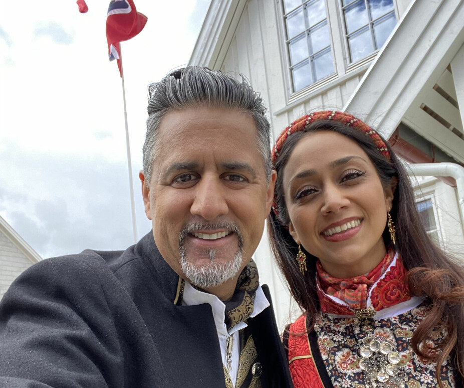 <b>VAKKERT PAR:</b> Her ser du Abid og Nadia utenfor huset sitt i 2020, kledd i Oslo-bunad og klare for å feire 17. mai.