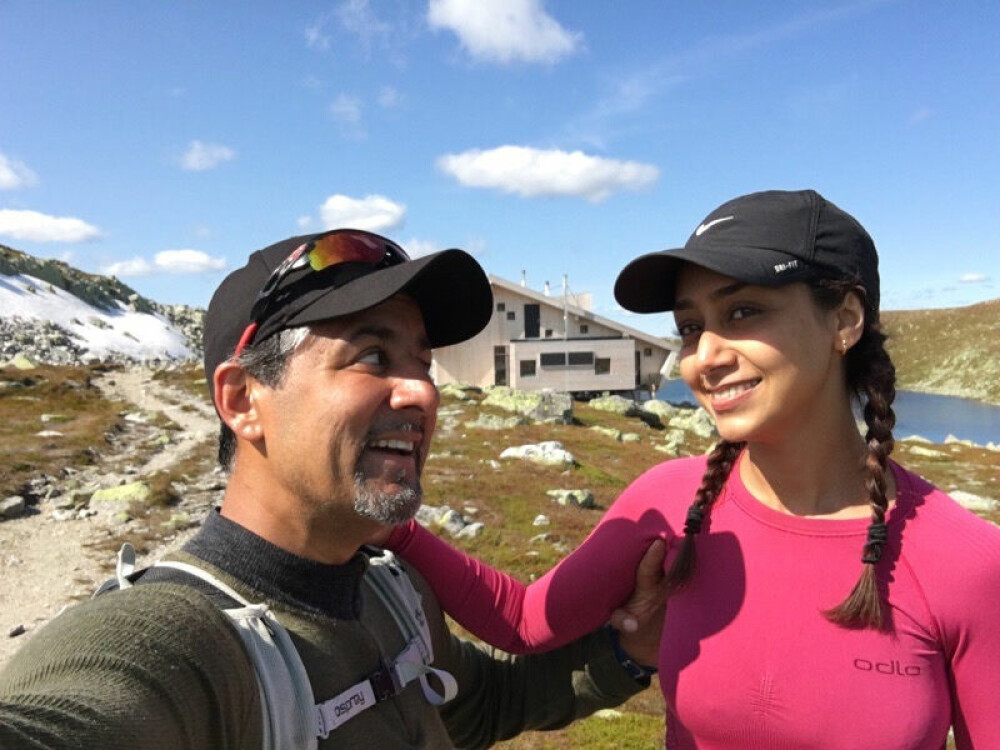 <b>SAMMENSVEISET:</b> – Nadia og jeg elsker å være på turer, enten det er å reise utenlands eller å gå i fjellet, sier Abid. Her er paret på Norefjell, der familien også eier en leilighet. 