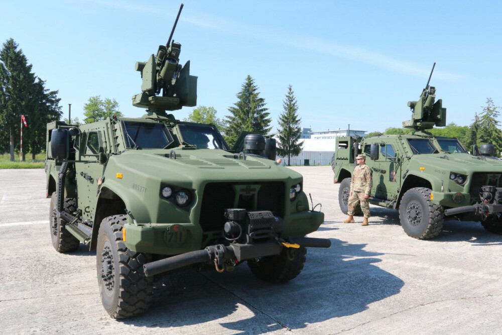 <b>NORSK TEKNOLOGI:</b> Flere av JLTV-ene som eksporteres er satt opp med fjernstyrt Remote Weapon Station (RWS) fra Kongs­berg Defence &amp; Aerospace, som i den slovenske hæren (bildet). 