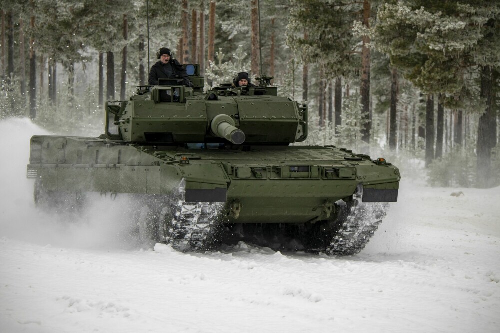 <b>VINTERTEST:</b> Forsvarsminister Roger Enoksen nyter opplev­elsen av å kjøre 64 tonn panser gjennom skauen på Rena i en Leopard 2A7. Om kort tid skal Norge anskaffe de mest avanserte stridsvognene på markedet i dag.