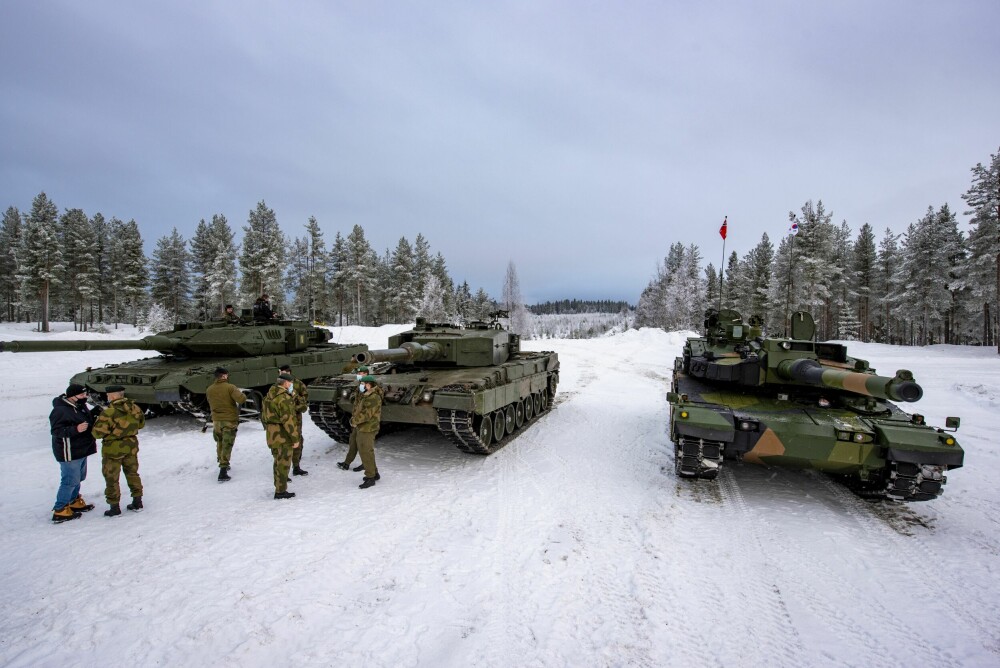 <b>DUELLANTENE:</b> Leopard 2A7 (t.v.) og K2 Black Panther. I midten dagens norske Leopard 2 A4.