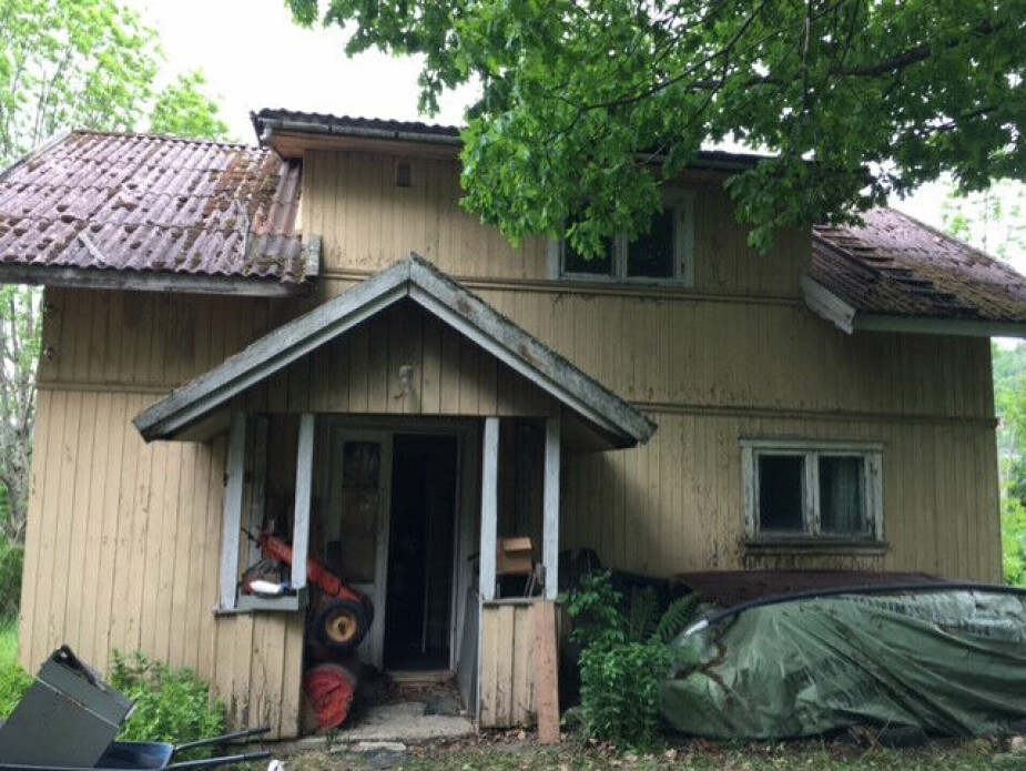FØR: Huset hadde forfalt i 30 år da Vegar og Janne slo til. På få måneder ble bygningen totalt forvandlet.