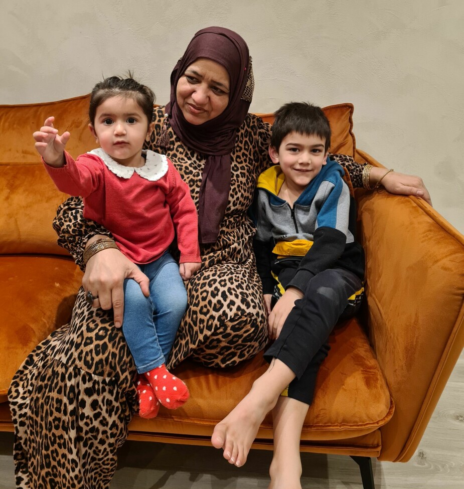 Azra er sammen med barnebarna Mufliha (1,5) og Mujtaba (5) så ofte som mulig.