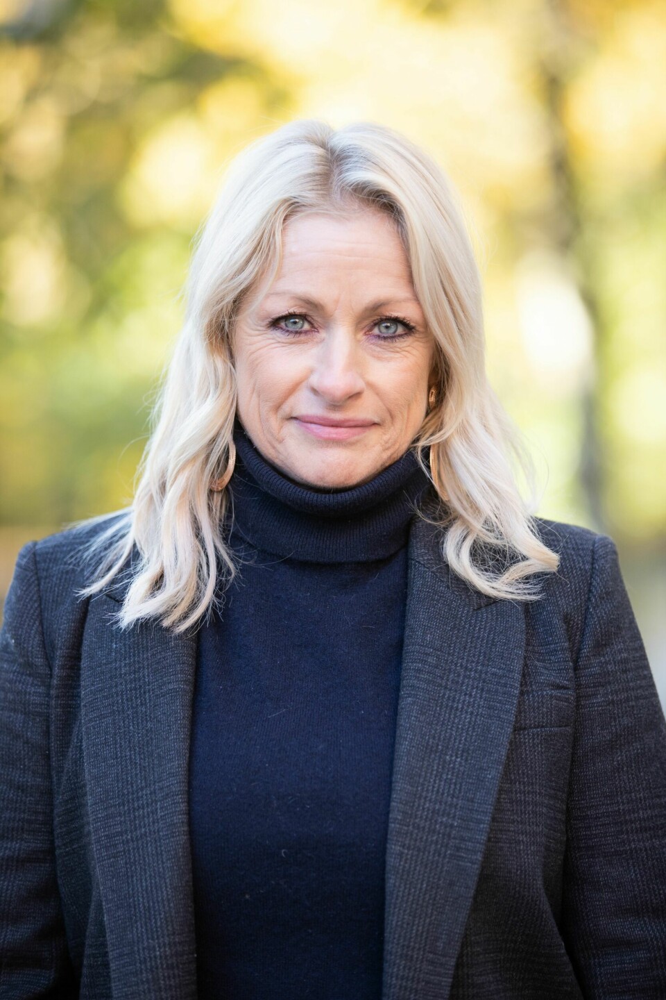 MERETE MØRK LINGJÆRDE: – Jeg humper rundt på krykker og har funnet ut at jeg er pleietrengende. Hvis jeg skal lage meg en kopp kaffe på kjøkkenet og flytte meg over til stua; forsøk det med to armer på krykker. Det går jo ikke! Det er disse bitte små tingene som du er vant til, som plutselig blir umulige, sier Merete.