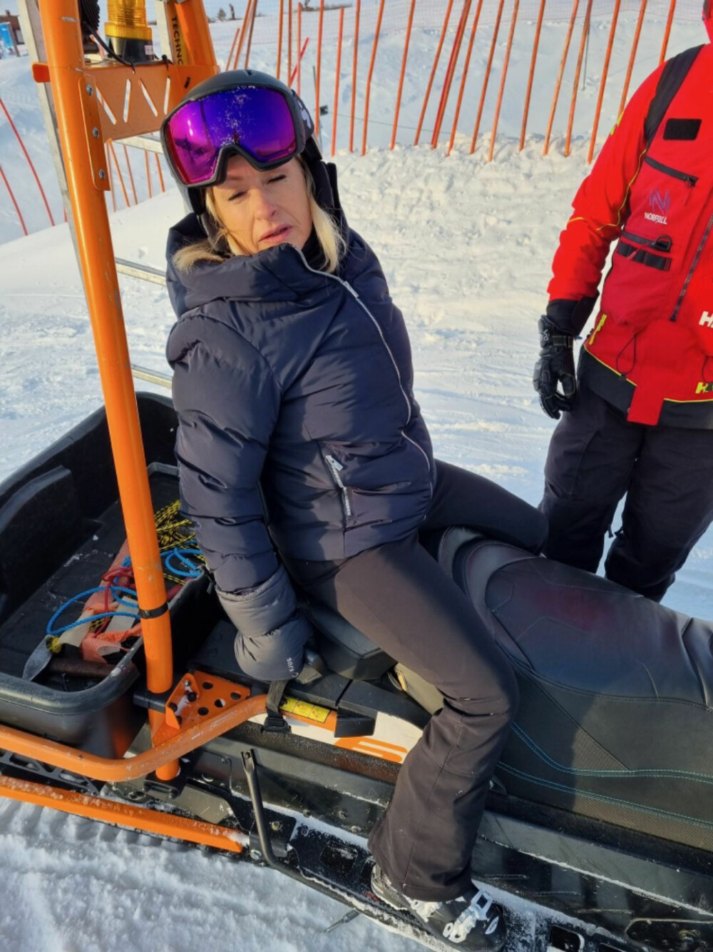 <b>STYGT SKA­DET:</b> Me­re­te ble hjul­pet opp på en snø­scoot­er et­ter det styg­ge fal­let i ski­bak­ken på No­re­fjell. – Det gikk tre da­ger før jeg fikk kom­me inn på sy­ke­hus, sier hun.