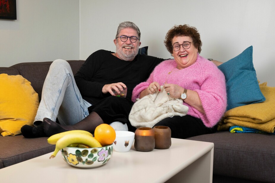 <b>TV-AKTUELL:</b> Olaug og Jan Frode er aktuelle i underholdningsprogrammet, «Sofa», på TV 2. Her er ekteparet på plass i sofaen i stortingsleiligheten i Oslo hvor innspillingen finner sted. 