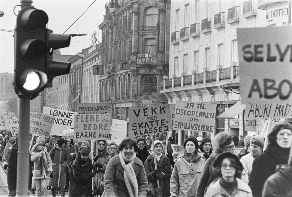 <b>OSLO, 1979:</b> Parolene var litt annerledes enn i dag, men engasjementet var minst like stort! Her går 8. mars-toget gjennom Oslo sentrum.