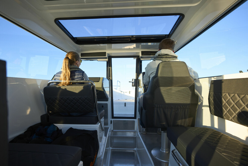 <b>LYS:</b> Store vindus­flater og takluke gir en åpen følelse i kabinen. Innredningen har fokus på sitteplasser. 