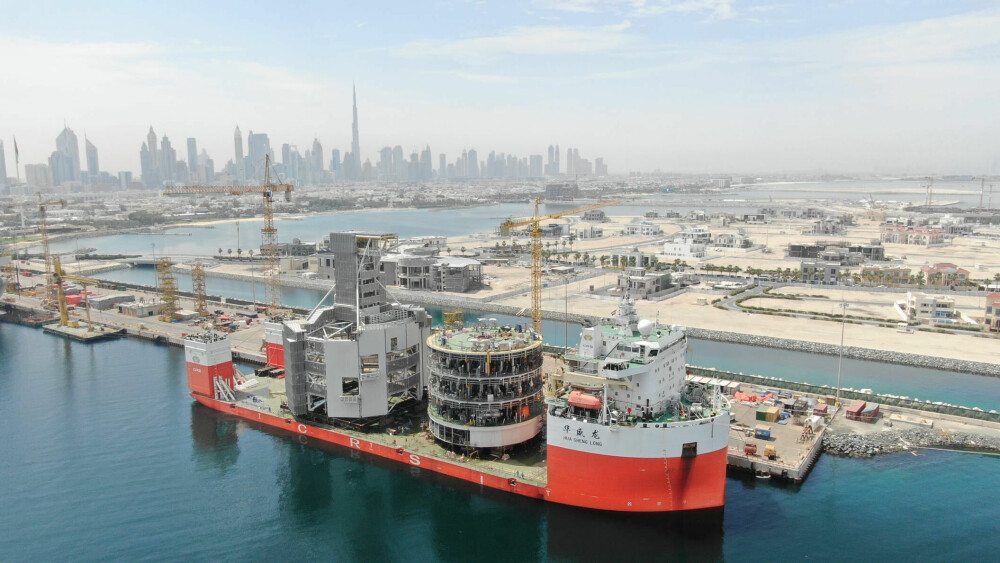 <b>TURRET:</b> Dreieskiven, eller turreten, ble produsert i Dubai. Den 7000 tonn tunge enheten fikk egen spesialtransport på et tungløftskip den lange veien til Stord.