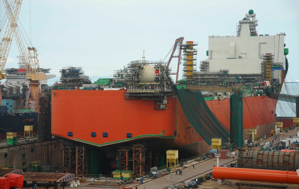 <b>PÅ BEDDINGEN:</b> 300 meter lange supertankere er for store byggeprosjekter for norske verft. Men installasjonen av topside-moduler på Stord skal generere 2,5 millioner arbeidstimer.