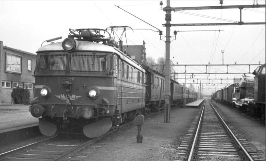 <b>EL11:</b> Slik så NSB-sliteren El 11 ut på Grefsen stasjon under opphold i spor 1. Til høyre sees godsvogner under rangering. 