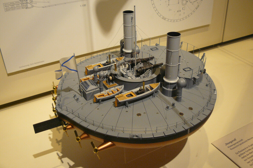 <b>RUNDDANS:</b> Denne modellen av «Novgorod» befinner seg på et museum i Hamburg. Dekks­bygningen foran inneholdt blant annet offiserenes lugarer. 