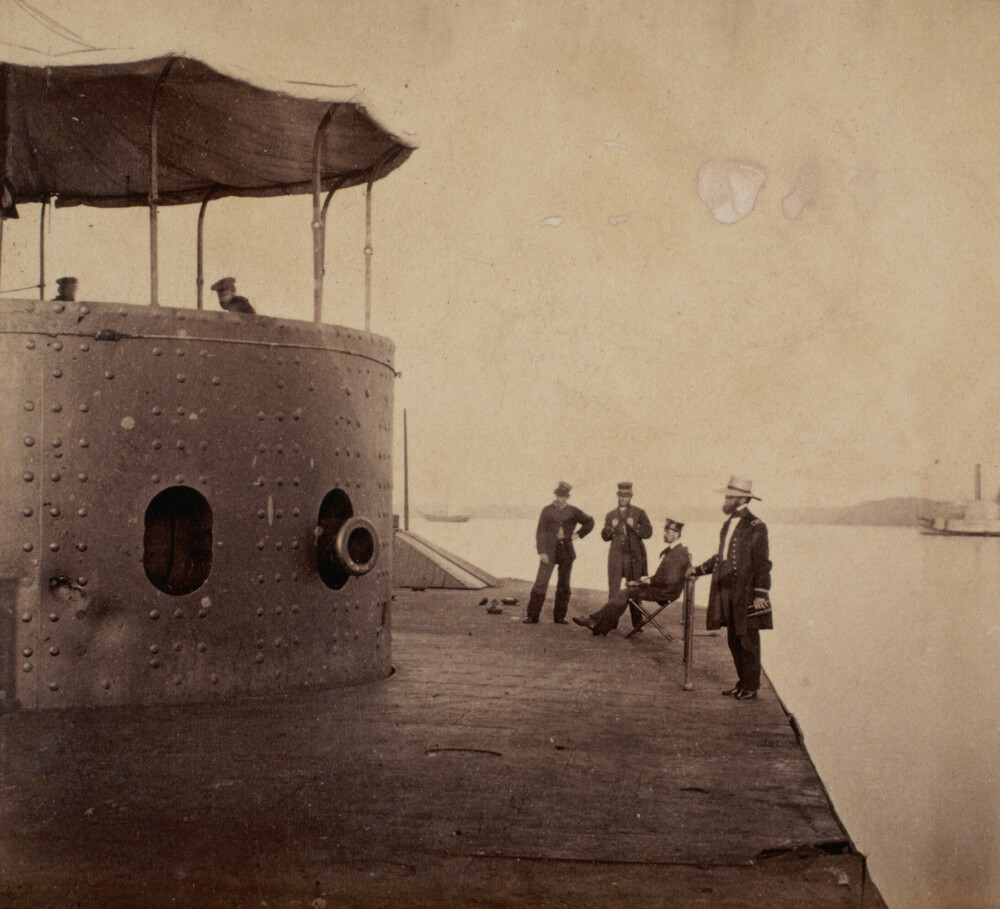 <b>PÅ DEKK:</b> Offiserer ved kanontårnet på «Monitor» etter sjøslaget på den amerikanske østkysten i 1862. 