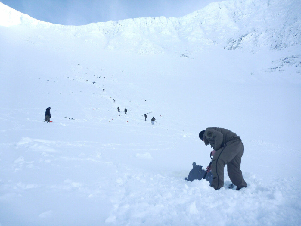 <b>SNØRAS:</b> Sammenstøtet nesten øverst i fjellsiden utløste et 800 meter langt snøras som tok med seg mesteparten av vrakdelene.