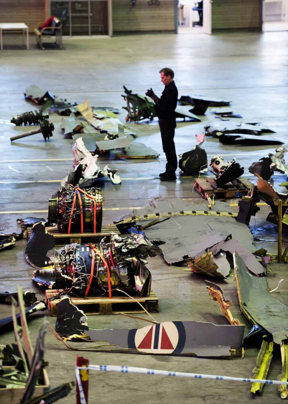 VRAKDELENE: Deler av flyet ble samlet i en hangar i Kiruna etter hvert som de ble gravd frem. De bekreftet at det ikke hadde vært noen tekniske feil på flyet før ulykken.