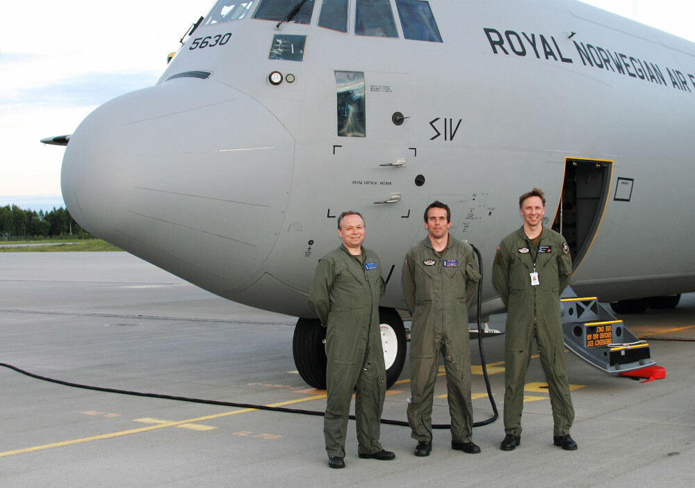<b>NYTT FLY:</b> Sommeren 2010 fløy Jens Bolstad (i midten) «Siv» hjem til Gardermoen fra fabrikken i USA. Flyet var det nyeste da det havarerte to år senere.