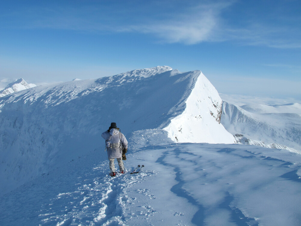 <b>EKSTREMT TERRENG:</b> En norsk spesialsoldat speider mot havaristedet på 2000 meters høyde. For å komme seg dit måtte de rappellere ned fra den snødekte toppkammen.