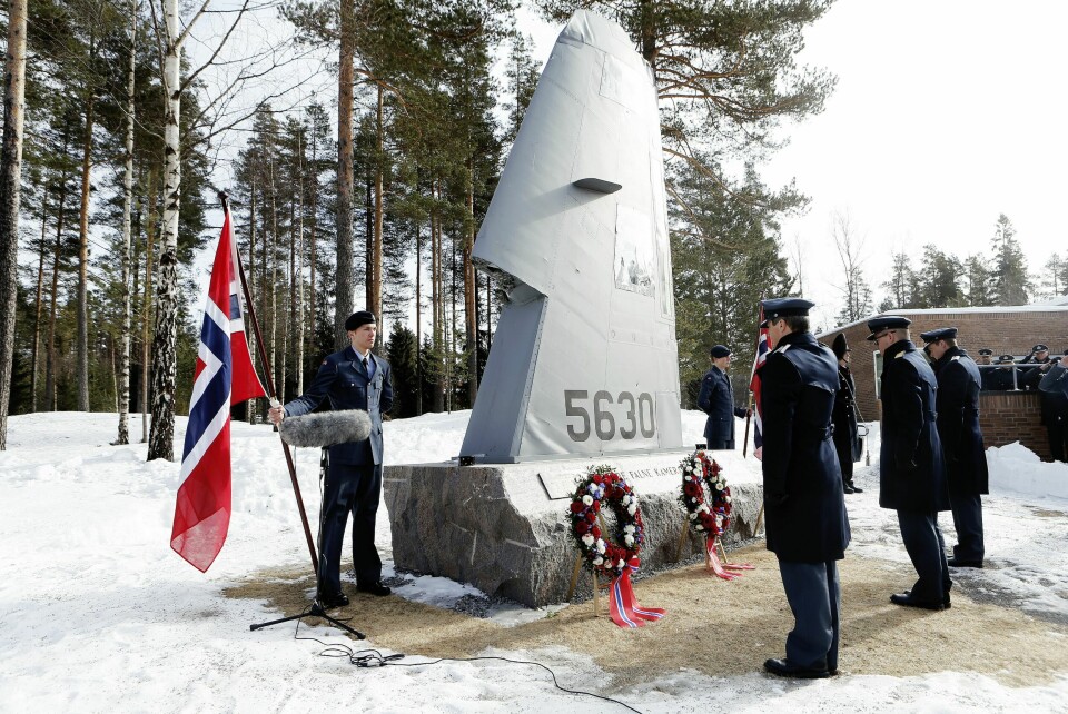 MINNESTED: En del av haleroret er reist som minnebauta på Gardermoen flystasjon. Bildet er tatt under ettårsmarkeringen i 2013.