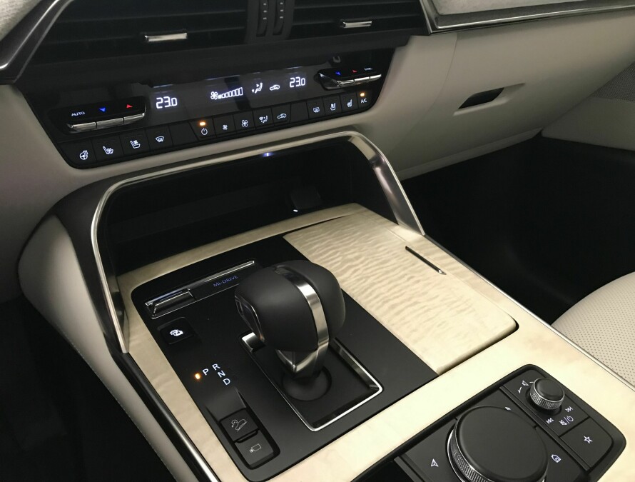 <b>BETJENING:</b> Smart utvalg knapper. Berøringsskjermen kan betjenes med vri og trykk-hjulet på midtkonsollen. Dette er en løsning Mazda har hatt i mange år, som fungerer utmerket, og som antakelig er inspirert av BMW. 