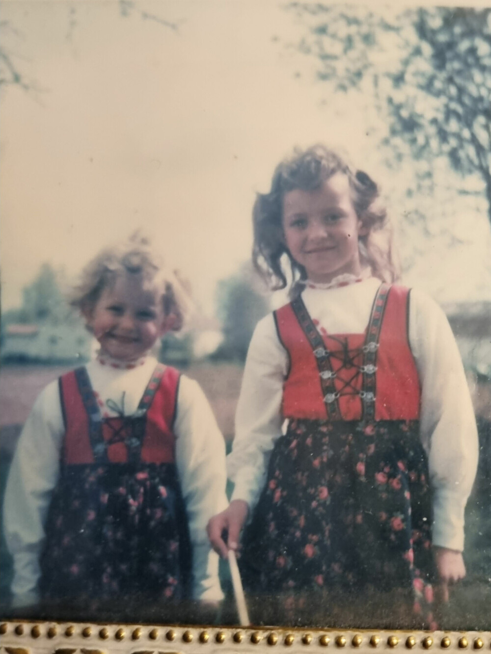 <b>SØSKEN:</b> Peggy og søsteren Milly da de var små. Fordi det var vanskelig på skolen, ble søsknene sterkt sammensveiset. 