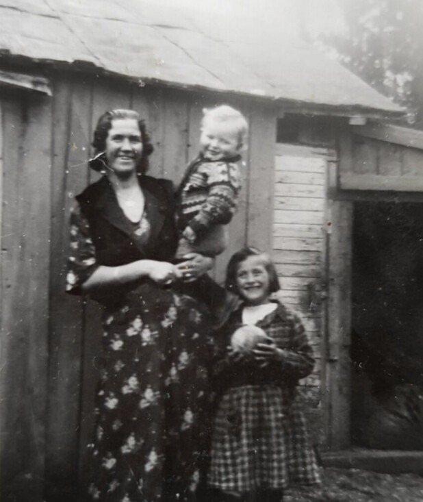<b>ENKLE KÅR:</b> Peggys bestemor med to av sine ni barn. De levde enkelt, men ga barna gode liv. 