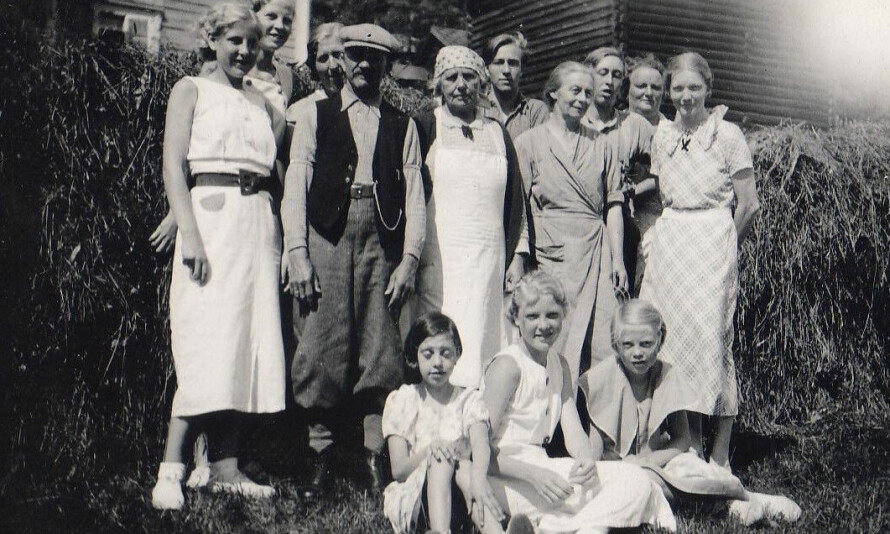 OPPFINNSOM: Inga hev seg på alt fra pelsdyroppdrett til innlosjering for å få endene til å møtes. Her er hun fotografert med turister hun hadde boende.