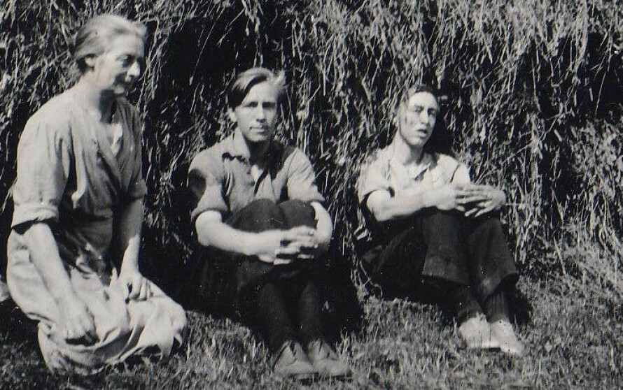 GÅRDSLIV: Inga med sønnene Ivar og Fredrik på gården Selsjord. Yngstemann Fredrik (t. v.) møtte aldri faren sin. Inga var gravid da ektemannen døde.
