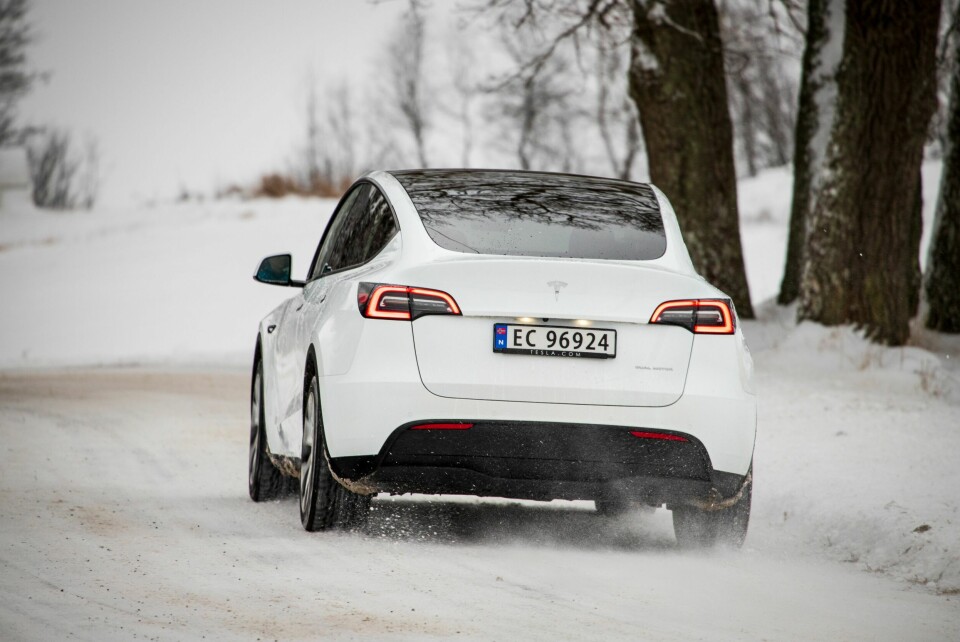 TESLA: Den høye hekken og stor bakluke skiller Model Y fra Model 3. Her får du plass til det meste.