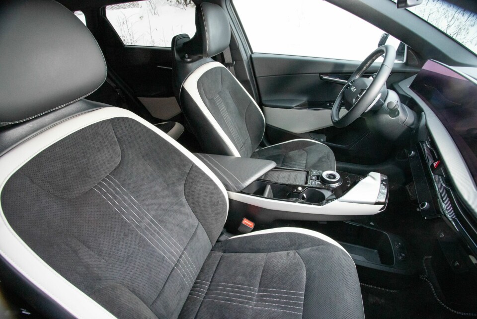 KIA: I forhold til det oppsiktsvekkende ytre er stilen innvendig ganske nøktern i EV6.