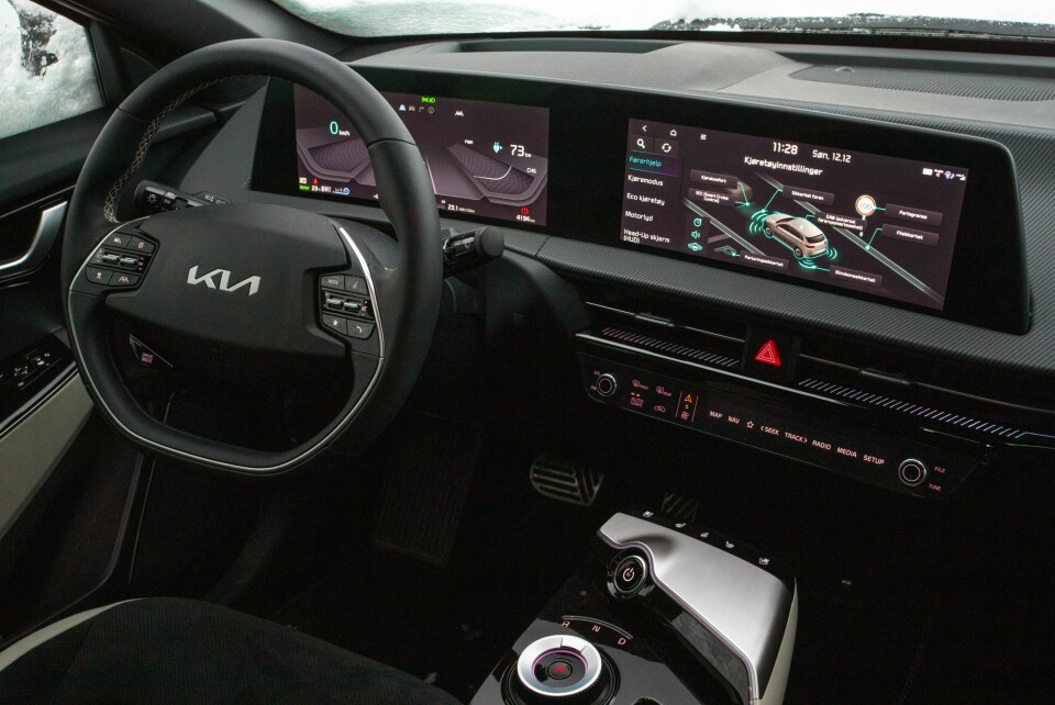 KIA: Et blikk på førermiljøet i EV6 er opphav til nyordet betjeningsmangfold. Her finnes det en knapp eller et skjermtrykk for alt.