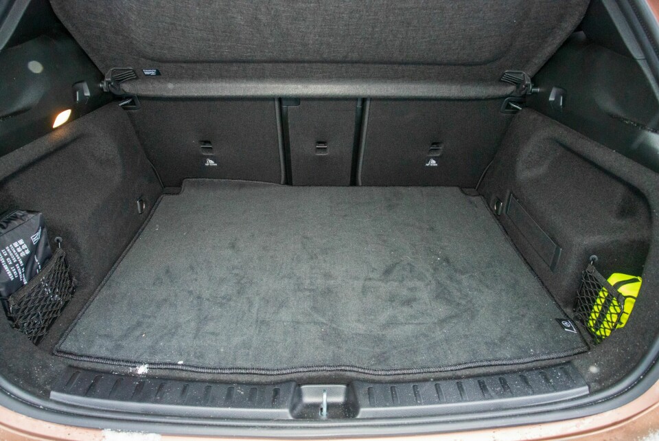 MERCEDES: Det minste bagasjerommet av de tre, og ingen rom under gulvet for å legge vekk ladekabler. Passer bedre som par- enn familiebil.