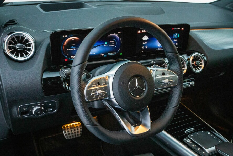 MERCEDES: Førermiljøet er en vellykket blanding av moderne og tradisjonelle betjeningsløsninger. Tiltalende design og materialer.