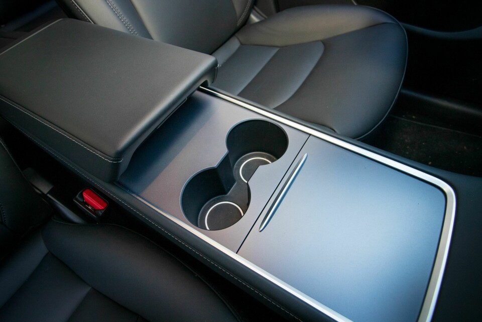 TESLA: Stor plass i midtkonsollen er typisk for mange elbiler, men plastkvaliteten virker noe enklere enn prislappen tilsier.