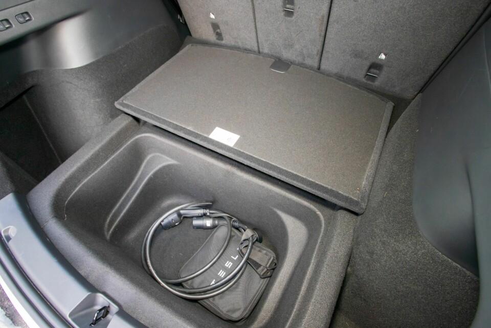 TESLA: Her er det bagasjeromsplass småbarnsfamilien vil elske. I tillegg til stort rom under gulvet bak, har du et oppgående oppbevaringsrom under panseret foran.