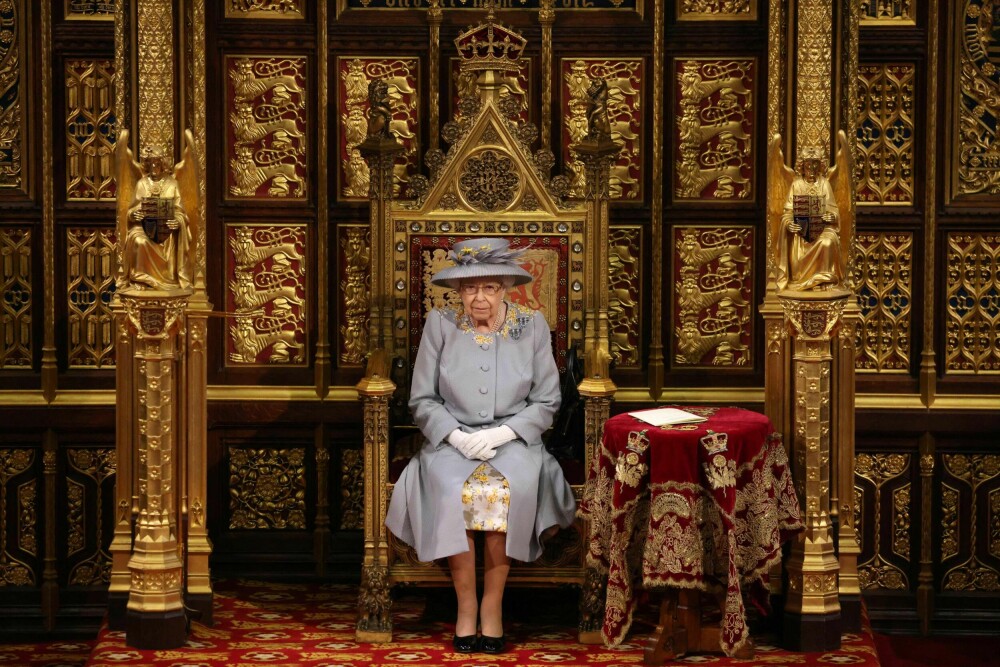<b>ENSOM: </b>Dronning Elizabeth har vært alene med skandalene etter at hun tok farvel med prins Philip.