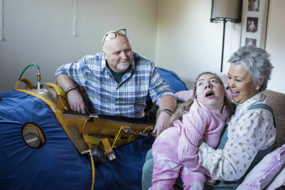 TRYKKET STEMNING: Hver dag i to timer ligger Petrine og Per Gunnar i et trykkammer, som blant annet øker oksygentilførselen. Dette er til stor hjelp i Petrines hverdag. Mamma Pia hjelper til å få dem på plass.