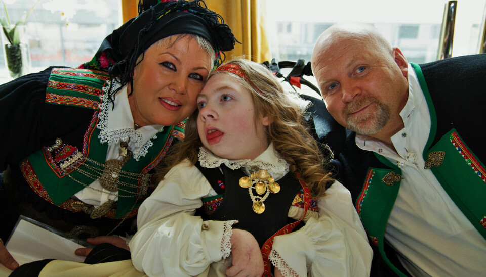 Per Gunnar har sagt opp jobben og ligger to timer i trykkammer med datteren hver dag. Han kunne ikke vært lykkeligere