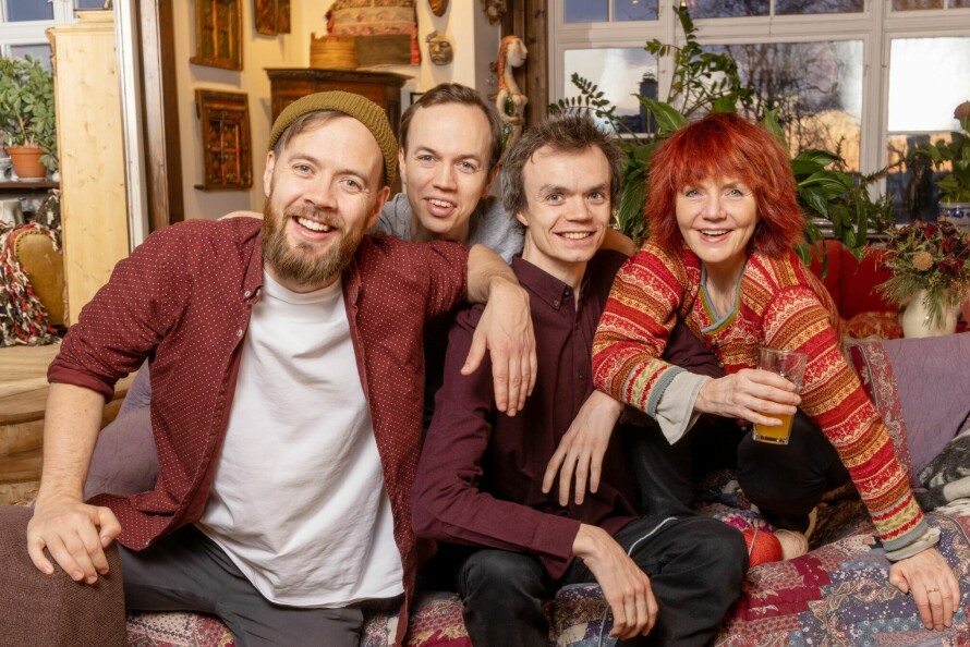 SOFA: Hver uke har sønnene Scott, Stinius og Aslak møttes hjemme hos Mari for å kommentere de siste TV-hendelsene i TV 2-programmet «Sofa».