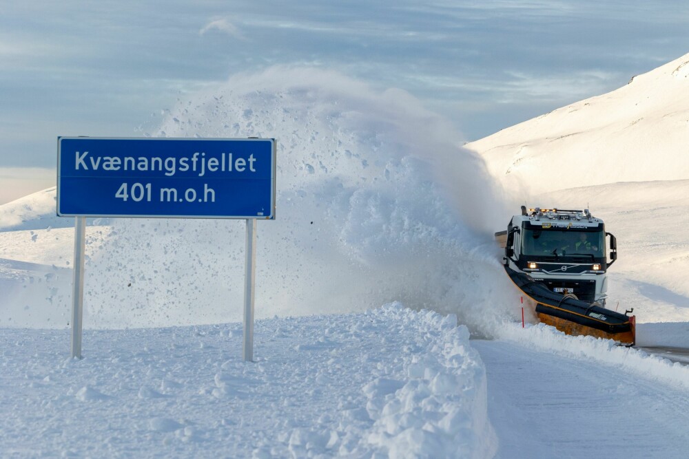 <b>SNØKAVALERIET:</b> Bjørn Are Leinan i full sving på Kvænangsfjellet. Selv om været ser flott ut innenfra, blåser det bra og snø kan fort blokkere veibanen. Og da må Bjørn Are trå til.