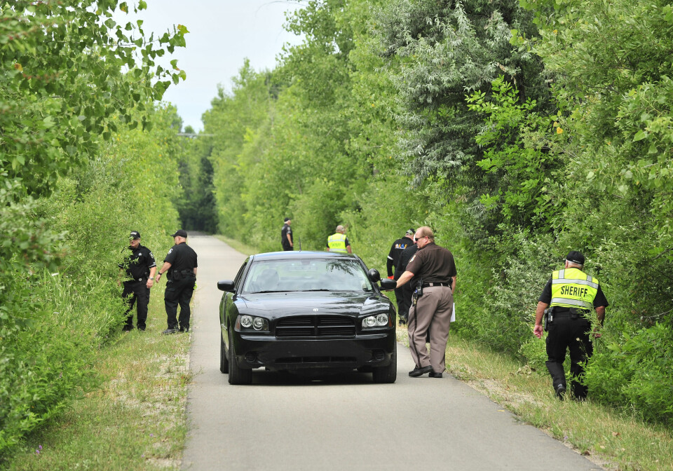 FUNNET GJEMT: Liket av 14 år gamle April Millsap ble funnet i buskaset langs den populære sykkelveien. Noe tidligere var en mann observert i et klønete forsøk på å få kontakt med den unge jenta på luftetur med hunden.