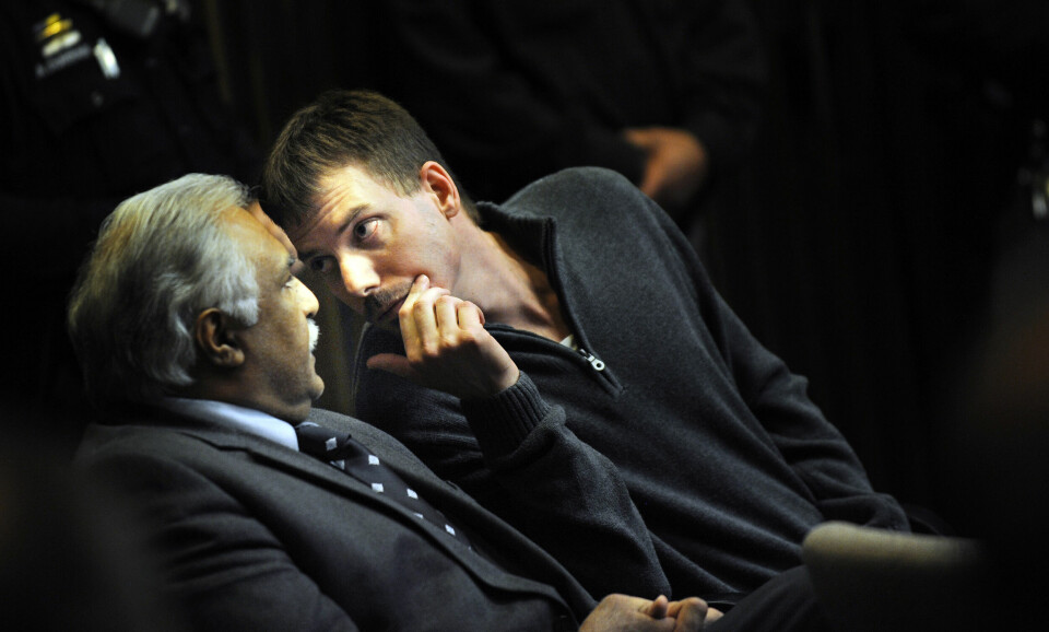 NEKTET ALT: James VanCallis (t.h.) i samtale med sin forsvarer Azhar Sheikh under rettssaken. Drapstiltalte VanCallis nektet å forklare seg utover å si at han benektet ethvert kjennskap til drapet på April Millsap.