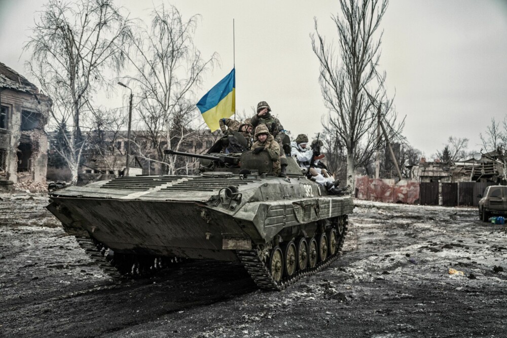 <b>PANSER:</b> En liten panser­styrke fra den ukrainske hæren passerer en milits­stilling. Hæren og militsen samarbeider tett under kampene mot de russisk­vennlige opprørerne.