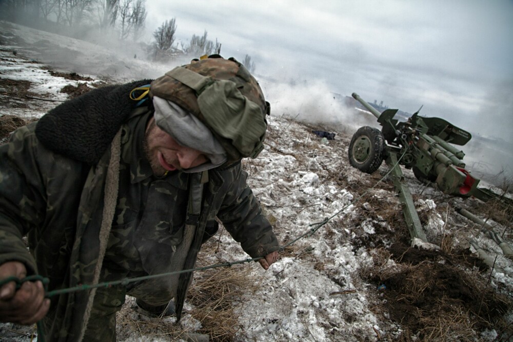 <b>TREKKER I TRÅDEN:</b> En ukrainsk soldat avfyrer en anti-panservognkanon med et utløsertau. Ilden var tett denne dagen, fra begge kanter.