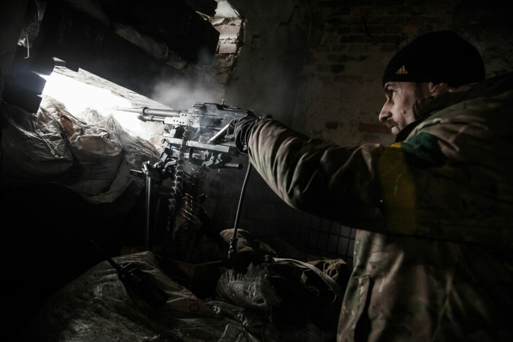 <b>ILD:</b> En frivillig ukrainsk soldat skyter mot separatiststillinger utenfor Donetsk etter at hans egen stilling ble angrepet med bombekasterild.