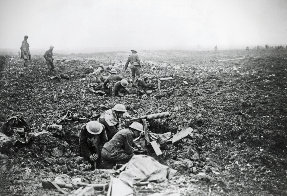 <b>WERSWICKS KAMERATER:</b> Canadisk maskingeværpersonell ved Arras, april 1917.