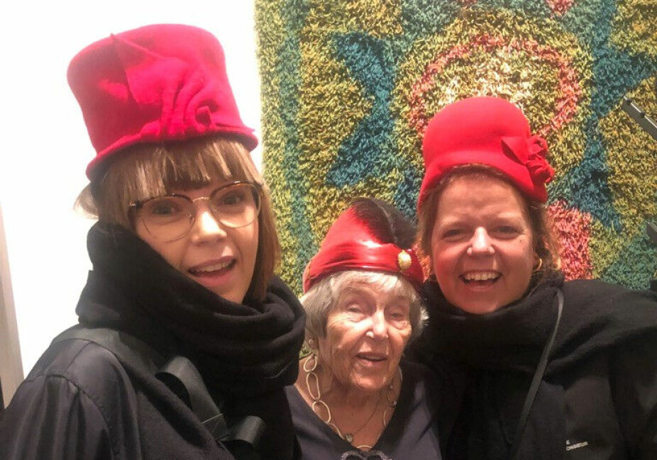 <b>SAMMENSVEISET TREKLØVER: </b>Vi vurderte å starte dansebandet De tre røde hatter, sier Else Kåss om bildet av henne sammen med søsteren Cecilie Ramona og bestemoren Inger-Johanne.