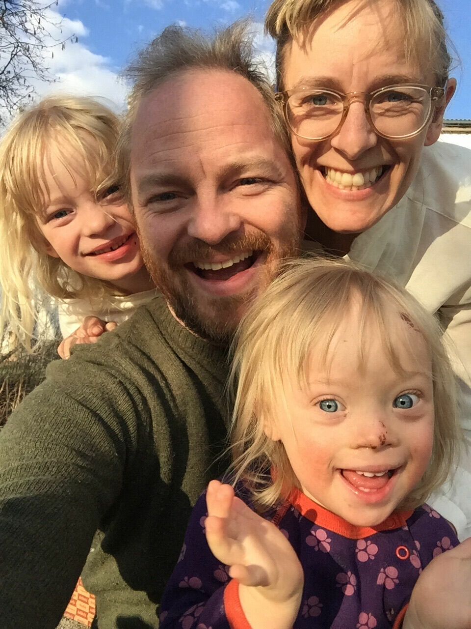 FAMILIESELFIE: En fin gjeng med Bjørg, mamma Christina, pappa Mads og storesøster Esther.