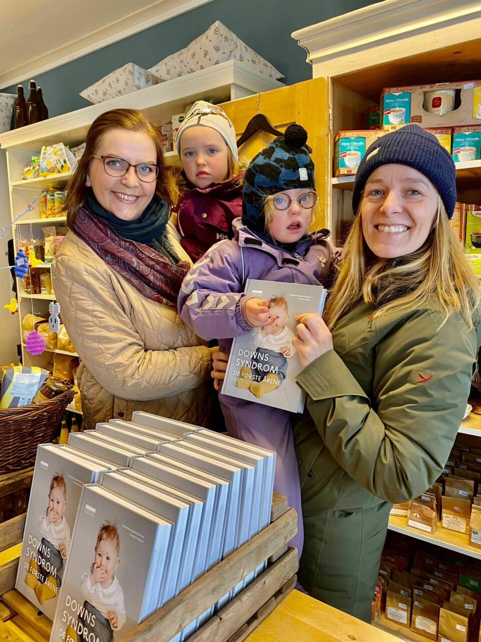 MEDFORFATTER: Christina har skrevet bok sammen med Liv Berit Karlsen. Her på boklansering med døtrene Oda og Bjørg. Boken heter «Downs syndrom – De første årene», utgitt på Skauge Forlag. Prosjektet har fått støtte fra Stiftelsen Dam og Det faglitterære fond.