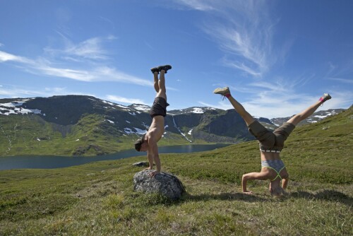 <b>SOMMERTUR:</b> Akrobatikk i Skarvheimen, med Fødalen i bakgrunnen.