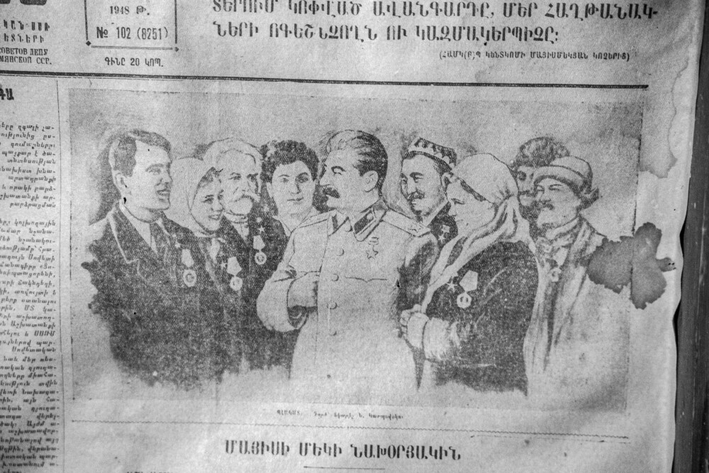 <b>FORDUMS HELTER:</b> Forsiden av en avis fra 1948. Stalin styrte Sovjet med jernhånd. Mange armenere tror livet var bedre den gang. Hardt og vanskelig, men langt tryggere.